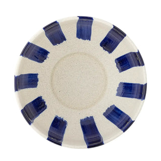 Schaal aardewerk blauw Shakti 26cm van Bloomingville, geplaatst in een ruimtelijke woonomgeving