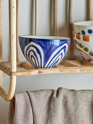 Schaal aardewerk blauw Shama 12cm van Bloomingville, toegepast in een sfeervolle interieursetting