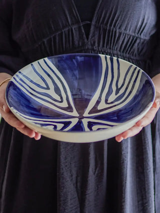 Schaal aardewerk blauw shama 33cm van Bloomingville, toegepast in een sfeervolle interieursetting