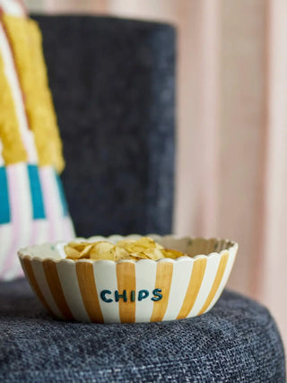 Schaal aardewerk chips geel 24cm van Bloomingville, toegepast in een sfeervolle interieursetting