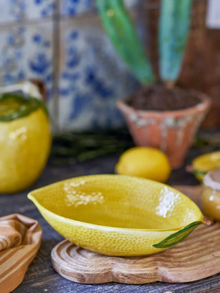Schaal aardewerk geel Limone 26cm van Bloomingville, toegepast in een sfeervolle interieursetting