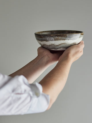 Schaal aardewerk grijs Paula Ø16×5 cm van Bloomingville, toegepast in een sfeervolle interieursetting