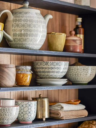 Schaal aardewerk groen Karine 10cm - set van 2 van Bloomingville, toegepast in een sfeervolle interieursetting