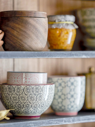 Schaal aardewerk groen Karine 10cm - set van 2 van Bloomingville, in een gestileerde productopstelling
