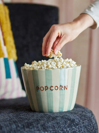 Schaal aardewerk popcorn 17cm van Bloomingville, toegepast in een sfeervolle interieursetting