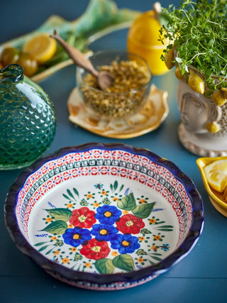 Schaal aardewerk rood Florist 26cm van Bloomingville, toegepast in een sfeervolle interieursetting