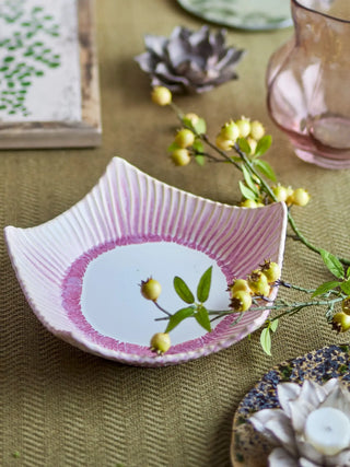 Schaal aardewerk roze Floral van Bloomingville, toegepast in een sfeervolle interieursetting