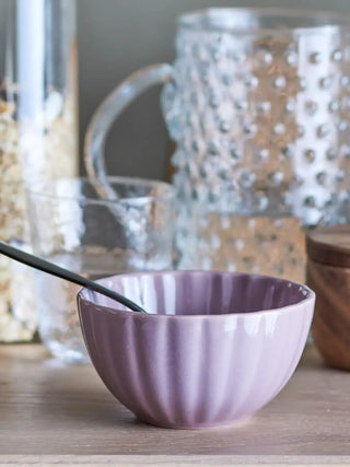 Schaal aardewerk roze Latina 12cm van Bloomingville, toegepast in een sfeervolle interieursetting