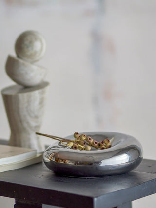 Schaal aardewerk zilver Shine 18cm van Bloomingville, toegepast in een sfeervolle interieursetting