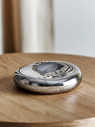 Schaal aardewerk zilver Shine Ø23 cm van Bloomingville, toegepast in een sfeervolle interieursetting