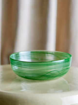 Schaal Amelie glas groen Ø27cm van Bloomingville, toegepast in een sfeervolle interieursetting