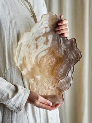 Schaal glas beige Aiku 38cm van Bloomingville, toegepast in een sfeervolle interieursetting