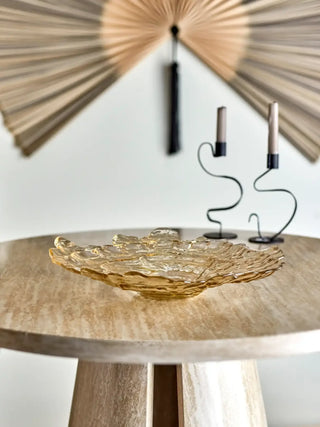 Schaal glas beige asimi 38cm van Bloomingville, gepresenteerd in een natuurlijke buitenomgeving