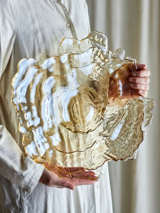 Schaal glas beige asimi 38cm van Bloomingville, geplaatst in een ruimtelijke woonomgeving