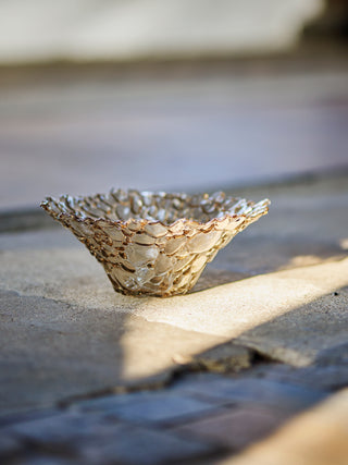 Schaal glas bruin Tinki Ø30×12 cm van Bloomingville, toegepast in een sfeervolle interieursetting