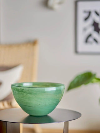Schaal glas groen Esmaralda 25cm van Bloomingville, toegepast in een sfeervolle interieursetting