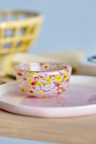 Schaal glas roze Lilya 11cm van Bloomingville, toegepast in een sfeervolle interieursetting