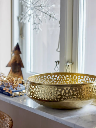 Schaal metaal goud Aisha 35cm van Bloomingville, toegepast in een sfeervolle interieursetting