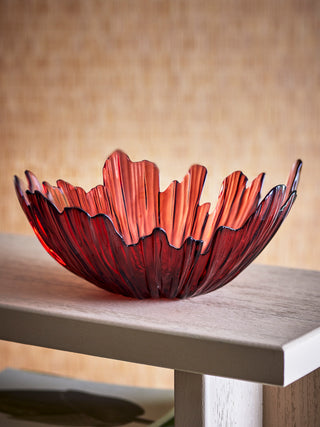 Schaal rood glas Aila Ø31×14 cm van Bloomingville, toegepast in een sfeervolle interieursetting