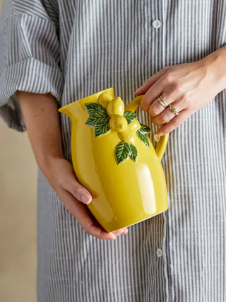 Schenkkan aardewerk geel Limone 1,6L van Bloomingville, toegepast in een sfeervolle interieursetting