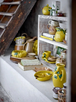 Schenkkan aardewerk geel Limone 1,6L van Bloomingville, in een gestileerde productopstelling
