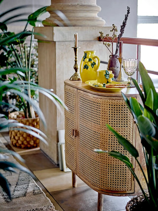 Schenkkan aardewerk geel Limone 1,6L van Bloomingville, geplaatst in een ruimtelijke woonomgeving