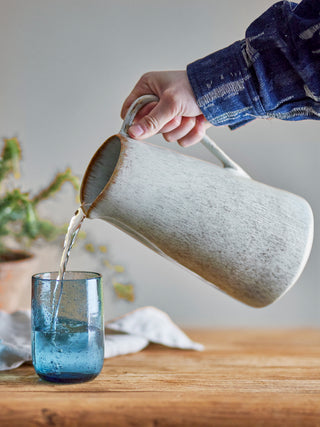 Schenkkan aardewerk naturel Fleur - 1,5L van Bloomingville, toegepast in een sfeervolle interieursetting