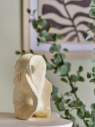 Sculptuur aardewerk nature Fabien 26cm van Bloomingville, toegepast in een sfeervolle interieursetting