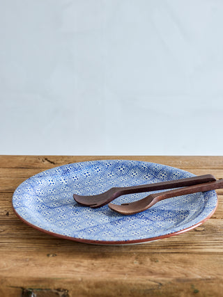 Serveerbord aardewerk blauw Karine Ø35 cm van Bloomingville, aan de achterzijde met afwerking zichtbaar