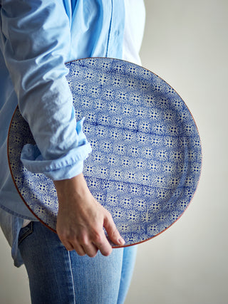 Serveerbord aardewerk blauw Karine Ø35 cm van Bloomingville, in een gestileerde detailopstelling