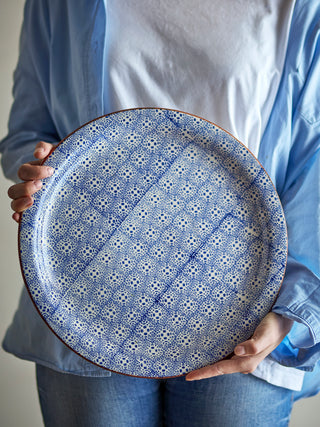 Serveerbord aardewerk blauw Karine Ø35 cm van Bloomingville, toegepast in een sfeervolle interieursetting