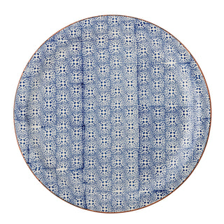 Serveerbord aardewerk blauw Karine Ø35 cm van Bloomingville, geplaatst in een ruimtelijke woonomgeving