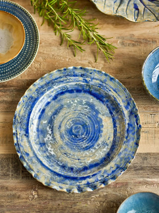 Serveerbord aardewerk blauw Rowan 27cm van Bloomingville, toegepast in een sfeervolle interieursetting