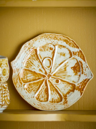 Serveerbord aardewerk bruin Golda 15cm van Bloomingville, toegepast in een sfeervolle interieursetting