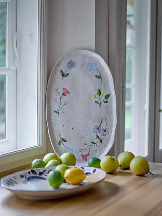 Serveerbord aardewerk multi Camilla 42cm van Bloomingville, toegepast in een sfeervolle interieursetting