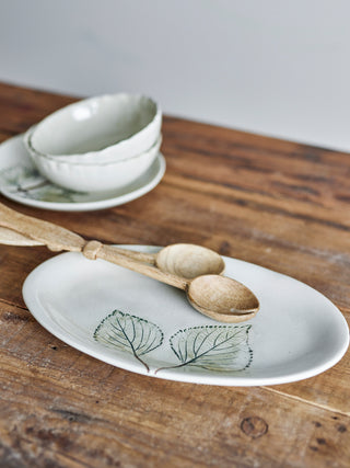 Serveerbord aardewerk naturel Aubrin 30cm van Bloomingville, toegepast in een sfeervolle interieursetting