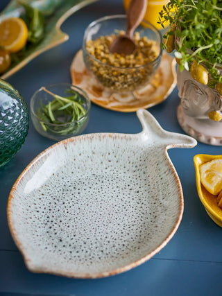 Serveerbord aardewerk naturel Fleur 27cm van Bloomingville, in een gestileerde productopstelling