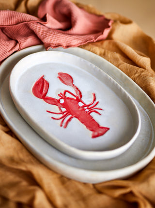 Serveerbord Hadden rood 29cm van Bloomingville, toegepast in een sfeervolle interieursetting