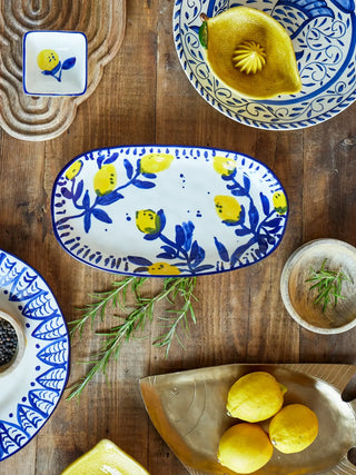Serveerschaal aardewerk blauw Maxima 29cm van Bloomingville, in een gestileerde detailopstelling