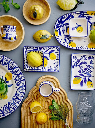 Serveerschaal aardewerk blauw Maxima 29cm van Bloomingville, in een gestileerde productopstelling
