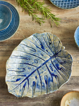Serveerschaal aardewerk blauw Rowan van Bloomingville, toegepast in een sfeervolle interieursetting