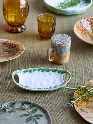 Serveerschaal aardewerk groen Prim 22cm van Bloomingville, in een gestileerde productopstelling