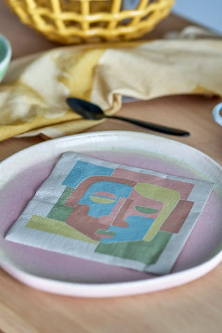 Servet papier rose Peto van Bloomingville, toegepast in een sfeervolle interieursetting