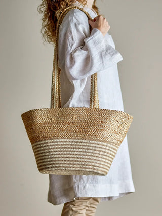 Shopper jute nature Simona van Bloomingville, gedragen met formaat en hengsels duidelijk zichtbaar