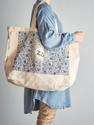 Shopper katoen bruin Anniversary van Bloomingville, gedragen met formaat en hengsels duidelijk zichtbaar
