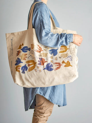 Shopper katoen bruin Anniversary van Bloomingville, van opzij met vorm en diepte zichtbaar