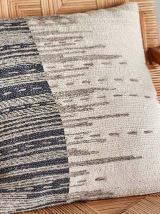 Sierkussen katoen beige Seaford 45x45cm van Bloomingville, aan de achterzijde met stof en afwerking zichtbaar