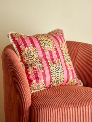 Sierkussen katoen roze Poirino 45x45cm van Bloomingville, aan de achterzijde met stof en afwerking zichtbaar