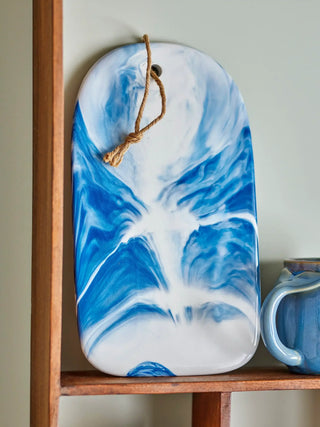 Snijplank aardewerk blauw Aiden 35cm van Bloomingville, toegepast in een sfeervolle interieursetting