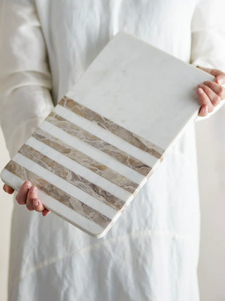 Snijplank marmer wit Novelle 22x38cm van Bloomingville, toegepast in een sfeervolle interieursetting